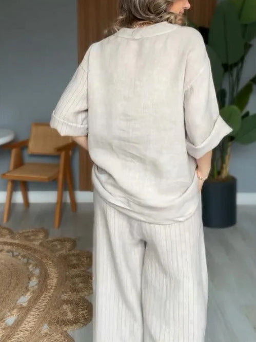 Completo da donna con camicia e pantaloni abbottonati in cotone e lino a righe